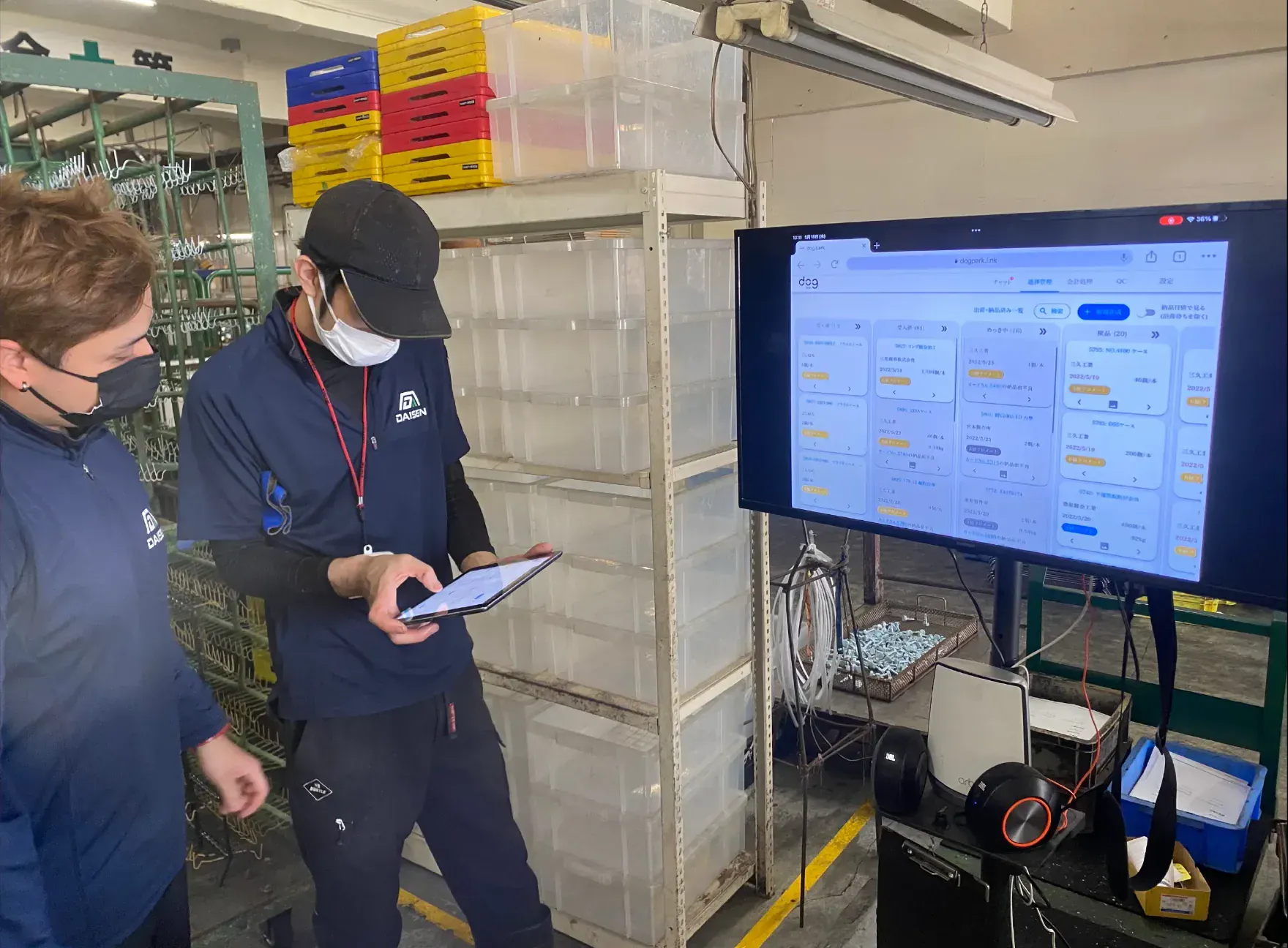 工場で加工進捗共有クラウドを確認するスタッフ